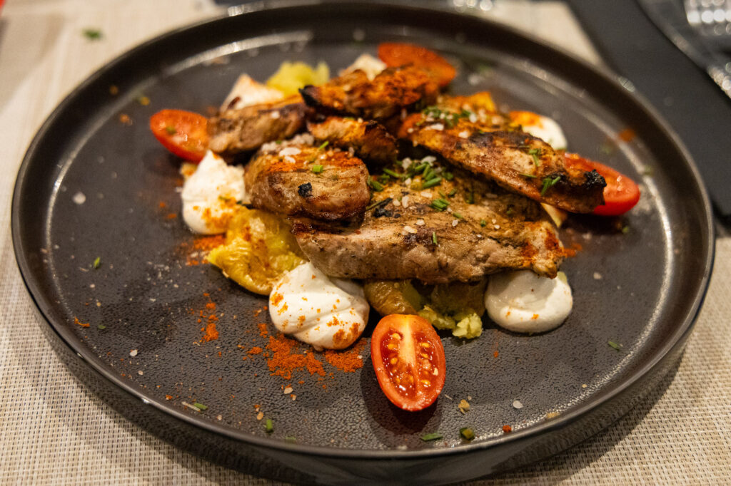 
Prato típico da culinária grega servido em restaurante em Santorini
